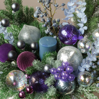 012i. Интерьерная новогодняя композиция с королевским фиолетовым декором в кашпо