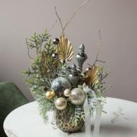 013i. Интерьерная композиция с декором в металлических оттенках