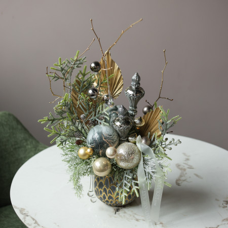 013i. Интерьерная композиция с декором в металлических оттенках