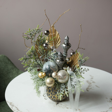 013i. Интерьерная композиция с декором в металлических оттенках