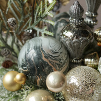 013i. Интерьерная композиция с декором в металлических оттенках