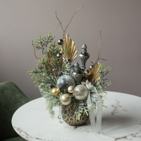 013i. Интерьерная композиция с декором в металлических оттенках