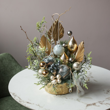 014i. Интерьерная композиция с благородным металлическим декором и сосульками