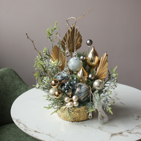 014i. Интерьерная композиция с благородным металлическим декором и сосульками