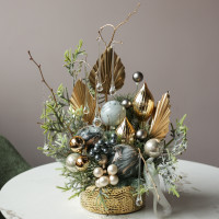 014i. Интерьерная композиция с благородным металлическим декором и сосульками