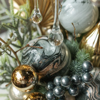 014i. Интерьерная композиция с благородным металлическим декором и сосульками