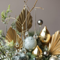 014i. Интерьерная композиция с благородным металлическим декором и сосульками