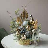 014i. Интерьерная композиция с благородным металлическим декором и сосульками