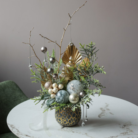 015i. Интерьерная композиция с благородным металлическим декором и сосульками