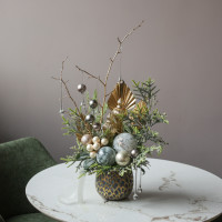 015i. Интерьерная композиция с благородным металлическим декором и сосульками