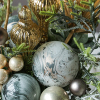 015i. Интерьерная композиция с благородным металлическим декором и сосульками