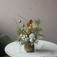 015i. Интерьерная композиция с благородным металлическим декором и сосульками