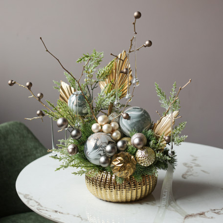 016i. Интерьерная композиция с благородным металлическим декором в золотом кашпо