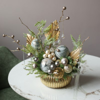 016i. Интерьерная композиция с благородным металлическим декором в золотом кашпо