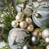 016i. Интерьерная композиция с благородным металлическим декором в золотом кашпо