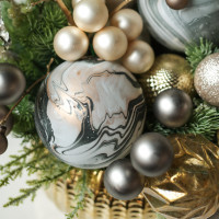 016i. Интерьерная композиция с благородным металлическим декором в золотом кашпо