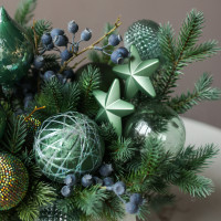 017i. Интерьерная композиция с изумрудно-синим декором в кашпо