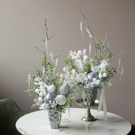 018i-019i. Интерьерная композиция с бело-серебряным декором с изящной птичкой