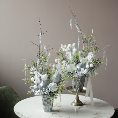 018i-019i. Интерьерная композиция с бело-серебряным декором с изящной птичкой