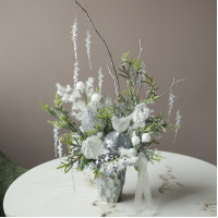 018i-019i. Интерьерная композиция с бело-серебряным декором с изящной птичкой