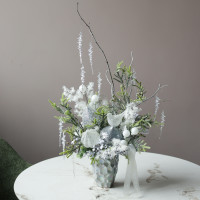 018i-019i. Интерьерная композиция с бело-серебряным декором с изящной птичкой