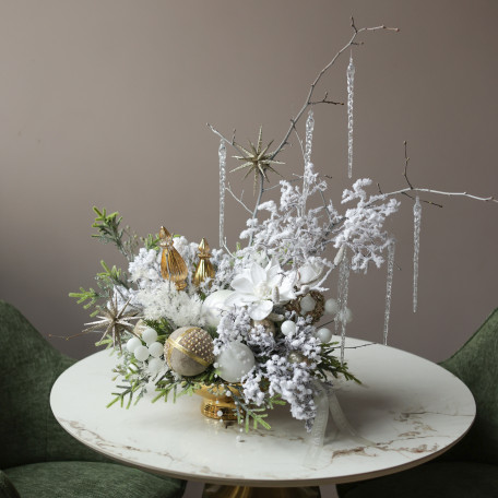 020i. Интерьерная композиция с заснеженными ветками, цветами и золотым декором