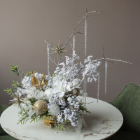 020i. Интерьерная композиция с заснеженными ветками, цветами и золотым декором