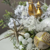 020i. Интерьерная композиция с заснеженными ветками, цветами и золотым декором