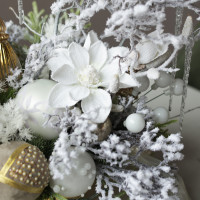 020i. Интерьерная композиция с заснеженными ветками, цветами и золотым декором