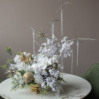 020i. Интерьерная композиция с заснеженными ветками, цветами и золотым декором