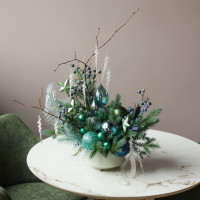 021i. Интерьерная композиция с изумрудным декором, голубикой и сосульками