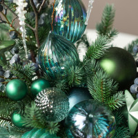 021i. Интерьерная композиция с изумрудным декором, голубикой и сосульками