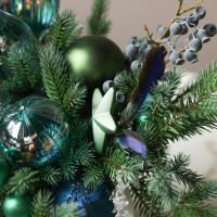 021i. Интерьерная композиция с изумрудным декором, голубикой и сосульками