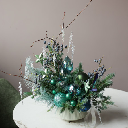 021i. Интерьерная композиция с изумрудным декором, голубикой и сосульками