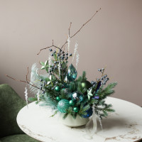 021i. Интерьерная композиция с изумрудным декором, голубикой и сосульками