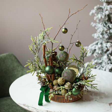 022i. Интерьерная композиция с оливковым декором, ветками и палочками корицы