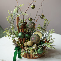 022i. Интерьерная композиция с оливковым декором, ветками и палочками корицы