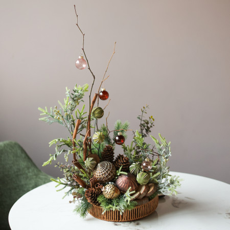 023i. Интерьерная композиция с теплым пряным декором, ветками и палочками корицы