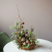 023i. Интерьерная композиция с теплым пряным декором, ветками и палочками корицы