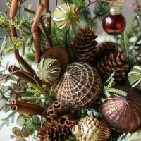 023i. Интерьерная композиция с теплым пряным декором, ветками и палочками корицы