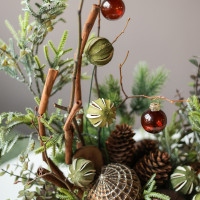 023i. Интерьерная композиция с теплым пряным декором, ветками и палочками корицы