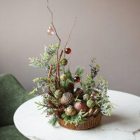 023i. Интерьерная композиция с теплым пряным декором, ветками и палочками корицы