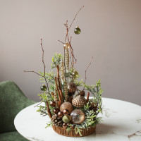 024i. Интерьерная композиция с теплым пряным декором, ветками и палочками корицы