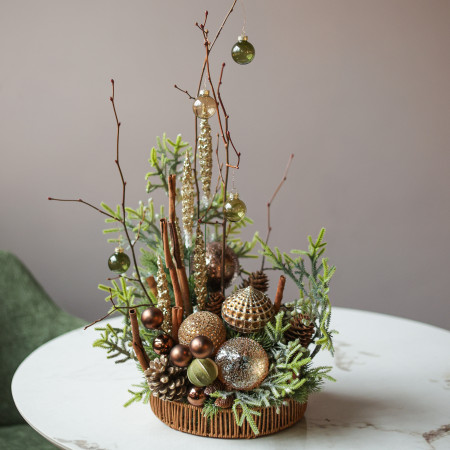 024i. Интерьерная композиция с теплым пряным декором, ветками и палочками корицы