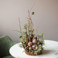 024i. Интерьерная композиция с теплым пряным декором, ветками и палочками корицы