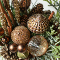 024i. Интерьерная композиция с теплым пряным декором, ветками и палочками корицы