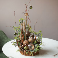 024i. Интерьерная композиция с теплым пряным декором, ветками и палочками корицы