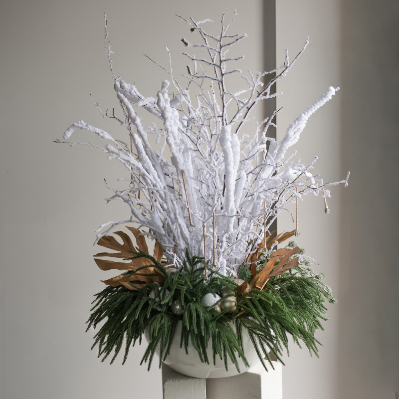 Композиция премиум с искусственной хвоей и заснеженными ветками в кашпо