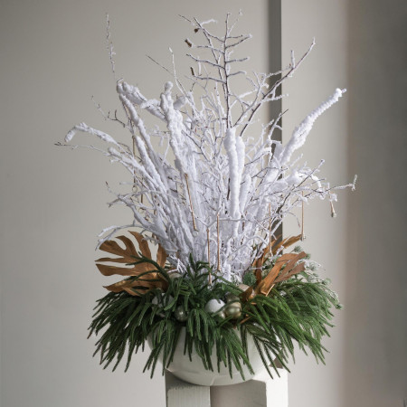 Композиция премиум с искусственной хвоей и заснеженными ветками в кашпо