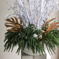 Композиция премиум с искусственной хвоей и заснеженными ветками в кашпо